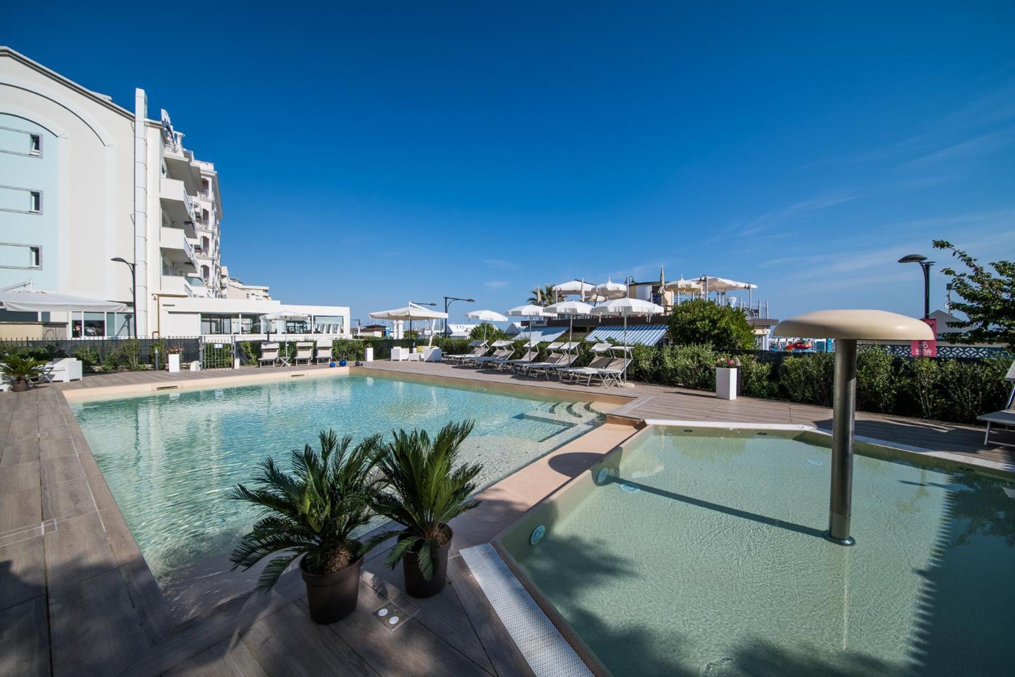Appartamenti Diffusi Di Villa Fiorita Con Accesso Alle Piscine Della Struttura Principale カットーリカ エクステリア 写真