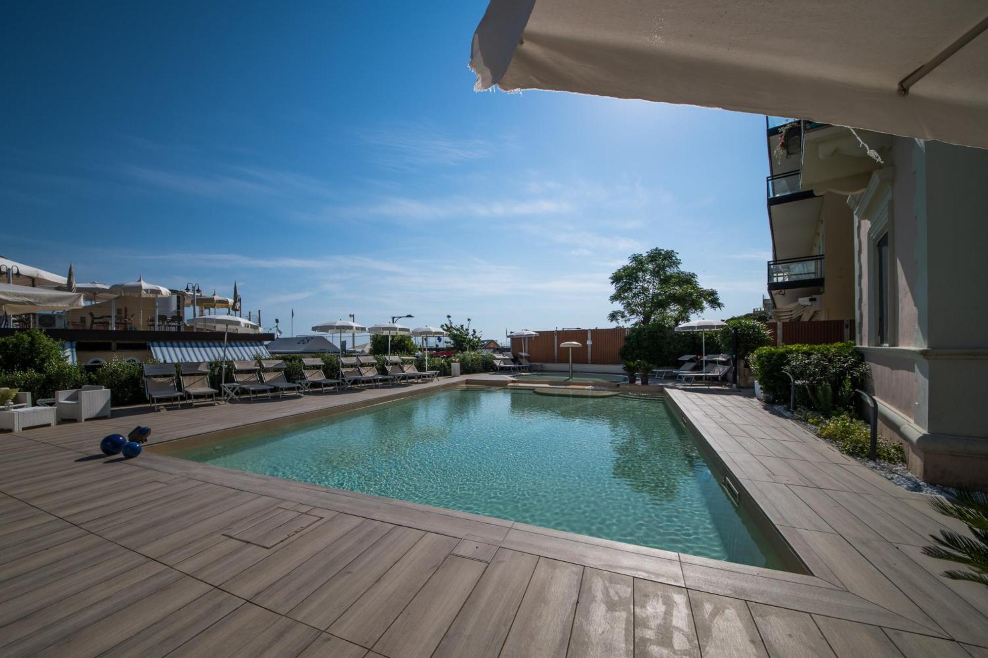 Appartamenti Diffusi Di Villa Fiorita Con Accesso Alle Piscine Della Struttura Principale カットーリカ エクステリア 写真